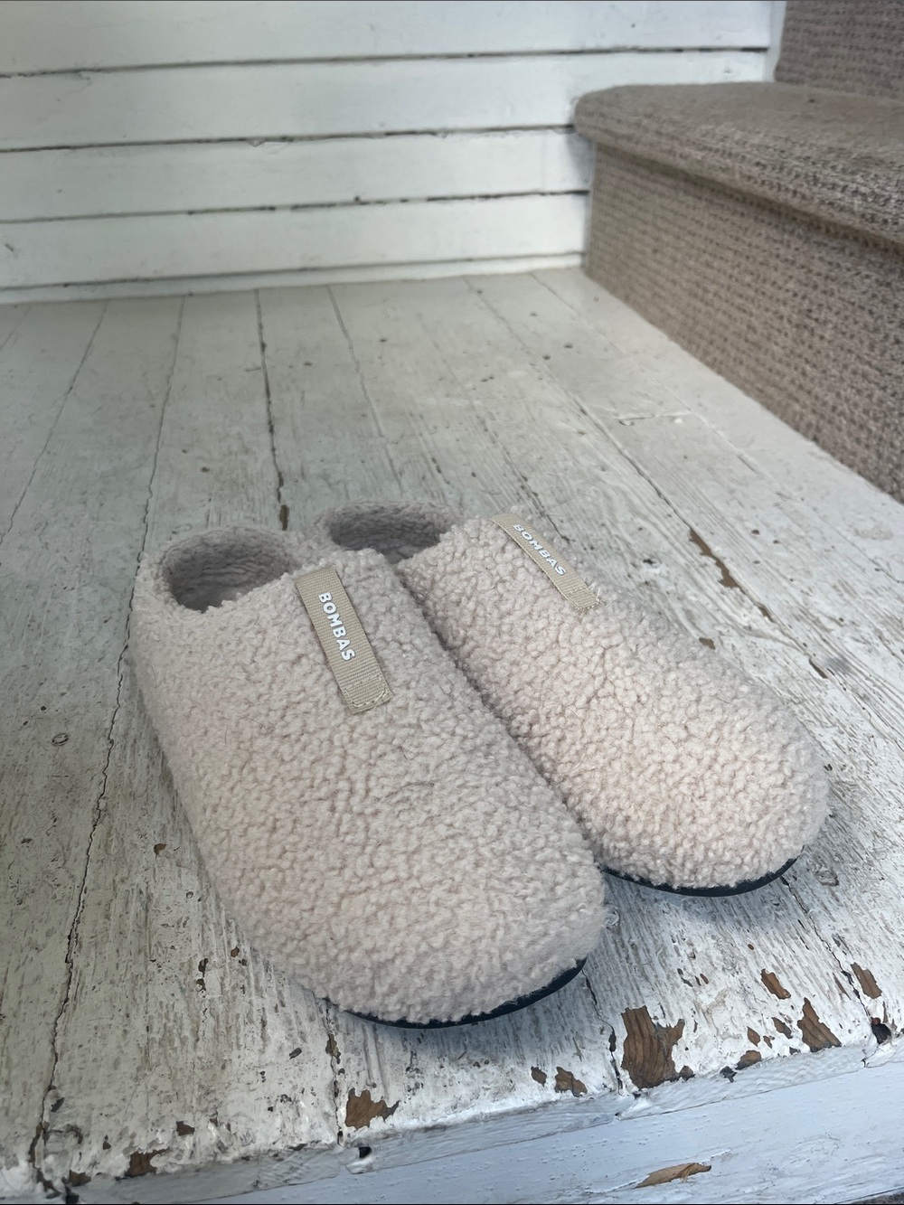 Bombas womens Sherpa Slip-On Slippers — Cream